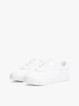 Zapatillas de cuero napa color blanco con diseño clásico de suela cupsole. Presentan cierre de cordones, forro de poliéster y logos de la marca Tommy Hilfiger en relieve metalizado en el lateral, la lengüeta y el talón.