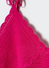 Top tejido al crochet color fucsia, con cuello halter y tirantes finos.