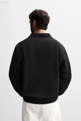 Sudadera regular fit color bordó, con cuello alto y cierre frontal de cremallera. Manga larga y acabados en rib.