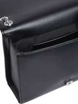 Cartera Calvin Klein negra con diseño acolchado, correa de cadena plateada y logo de la marca en el frente.
