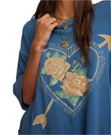 Remera color crema de corte holgado, con cuello redondo y mangas cortas. Estampado frontal con un corazón atravesado por una flecha y rosas rojas.