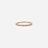 Anillo de oro amarillo 18k con brillantes engarzados en la banda.