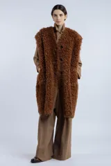 Chaleco largo marrón de ecofur con textura suave y calce cómodo.