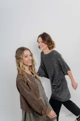 Vestido-buzo tejido oversize jaspeado con escote redondo, mangas amplias tipo murciélago y terminaciones acanaladas en ruedo y puños.