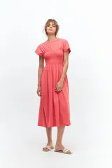 Vestido midi celeste con cuello redondo, mangas cortas y cintura elastizada con punto panal.