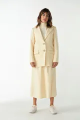 Blazer marrón de lana con solapas de muesca, cierre con dos botones dorados, bolsillos con solapa y forro interior a tono.