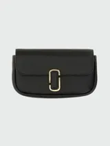 Bandolera negra de cuero con cierre de solapa y broche metálico dorado con el logo de la marca.