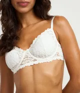 Soutien de encaje blanco con aro, sin copa, de corte balconette. Presenta breteles finos ajustables y terminaciones festoneadas en el escote y el bajo.