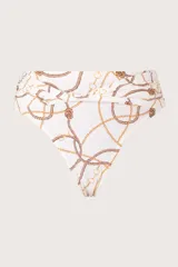 Calzón de bikini blanco con estampado de cadenas y cuerdas doradas y marrones. Diseño de talle alto con faja torneada al frente y costuras invisibles.
