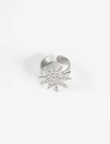 Anillo dorado ajustable de acero quirúrgico hipoalergénico con diseño de estrella texturizada.