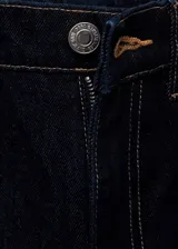 Pantalón de jean azul oscuro de corte recto, tiro alto y cinco bolsillos.