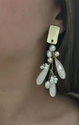 Aros colgantes con base dorada y apliques de perlas de río y cuentas de cristal.