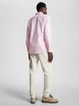 Camisa de algodón Oxford con motivo de cuadros Vichy rosas y blancos, corte regular, cuello con botones, puños con botones y logo de Tommy Hilfiger bordado en el pecho.