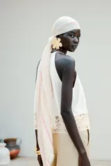 Top blanco de cuello halter con detalle de crochet en el ruedo.
