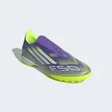 Championes de fútbol Adidas F50 League sin cordones, con exterior Fiberskin y estampado Sprintgrid. El diseño combina colores morado brillante, amarillo neón y blanco. Poseen cuello adaptable, mediasuela de EVA y suela de caucho con taches para césped sintético.