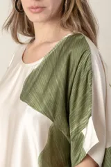 Blusa italiana color natural con estampado de hojas grandes en tonos marrones. Tiene cuello redondo y mangas cortas amplias.