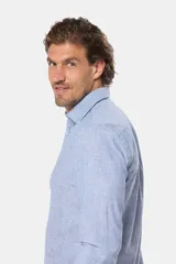 Camisa de manga larga, color celeste con finas rayas blancas, confeccionada en una mezcla de lino y algodón. Presenta un corte slim fit y no tiene bolsillo.