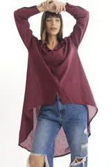 Camisa color beige de manga larga con cuello clásico, cierre frontal con botones y bajo irregular.