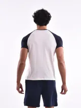 Remera gris con mangas raglán negras y estampado frontal con texto "California Westcoast" y raquetas de tenis.