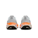 Championes de running Nike Infinityrn 4, color blanco con detalles en azul y naranja.