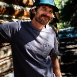 Remera de manga corta color gris con bolsillo en el pecho. Corte clásico y cuello redondo.