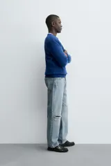 Sweater verde oscuro de punto, con cuello redondo y manga larga. Tejido en hilatura con mezcla de lana y acabados en rib.