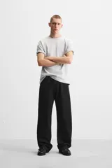 Pantalón de jean celeste con efecto lavado, corte amplio tipo baggy y cinco bolsillos.