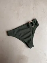 Bottom modelo vedetina color verde militar, con argolla decorativa y forro.