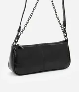 Cartera baguette pequeña color negro, de cuero sintético, con cierre de cremallera y asa de cadena desmontable.