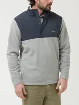 Micropolar gris con cuello alto y medio cierre con snaps. Tiene aplicación de tela en el canesú, dos bolsillos invisibles y parche con logo de pato.