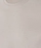 Remera de corte slim color beige, con cuello redondo, manga corta y tejido acanalado.