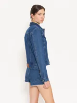 Campera trucker de denim azul, corte clásico y fit slim.