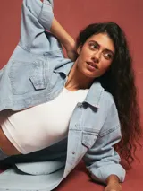 Sobrecamisa celeste de denim con bolsillos frontales y corte holgado.