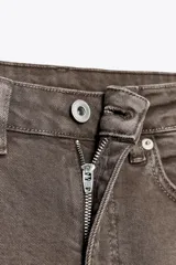 Pantalón de jean blanco, de tiro alto, corte cropped y flare.