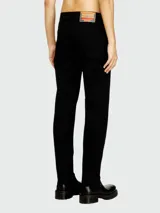 Pantalón de jean negro de corte recto, con cintura media y cierre con botón y cremallera.