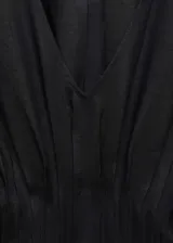 Vestido largo negro con escote en V, mangas cortas y cintura elastizada.