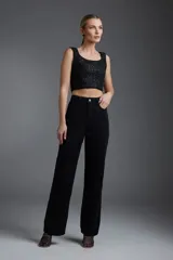 Pantalón de jean negro de corte recto y tiro alto.