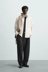 Camisa relaxed fit confeccionada en tejido con mezcla de algodón con tacto suave. Cuello solapa y manga larga acaba en puño con botón. Bolsillo plastrón en pecho. Cierre frontal de botonadura.