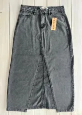Pollera larga de jean gris con abertura frontal.