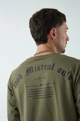 Remera manga larga verde militar con estampado en la espalda que dice 'look Mistral only' y una frase motivacional.
