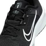 Championes de running Nike Quest 6, color negro con detalles en blanco.