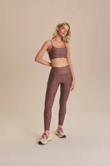 Calza larga color marrón con estampado de letras, de tiro alto y calce ajustado.