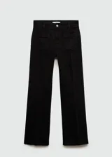 Jeans de denim negro con cierre de cremallera y botón, diseño campana y bajo deshilachado.