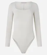 Body color crema de microfibra con escote cuadrado y mangas largas.
