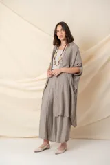 Camisa larga verde salvia de viscosa y tencel, con calce holgado y bolsillos laterales.