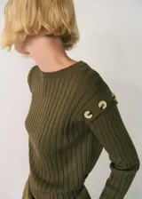 Jersey de punto color verde militar, con cuello redondo y cierre de botones en los hombros.