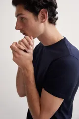 Remera negra de corte ajustado en punto suave de algodón pima, con cuello redondo ribeteado acanalado fino y bajo recto.