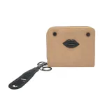 Billetera cuadrada color beige con cierre de cremallera y aplique de labios negros. Incluye llavero con inscripción.