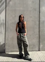 Pantalón de jean verde oliva, corte wide leg, tiro alto y cinco bolsillos.