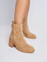 Bota de gamuza color beige con caña baja, taco de madera y suela track.